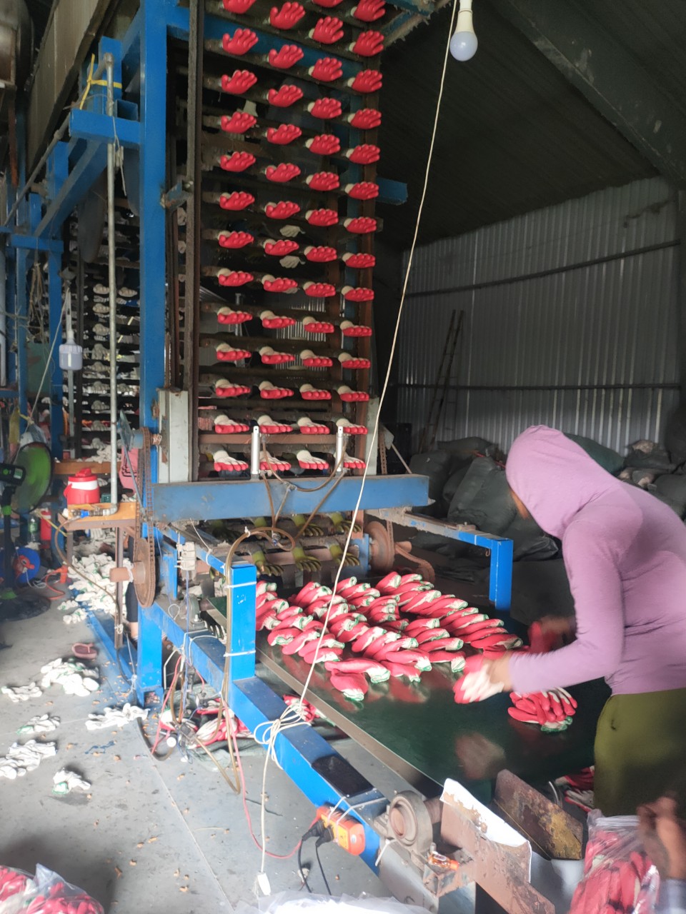 CÔNG TY TNHH SẢN XUẤT THƯƠNG MẠI DỊCH VỤ BẢO HỘ LAO ĐỘNG BÌNH DƯƠNG